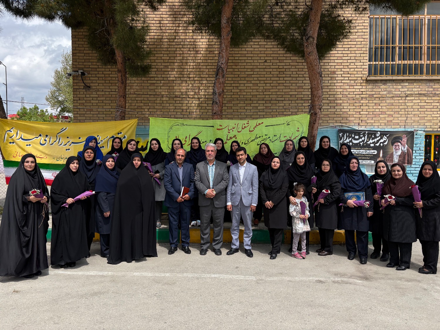 برگزاری آیین گرامیداشت روز معلم در مدارس ارومیه با حضور فرماندار شهرستان ارومیه