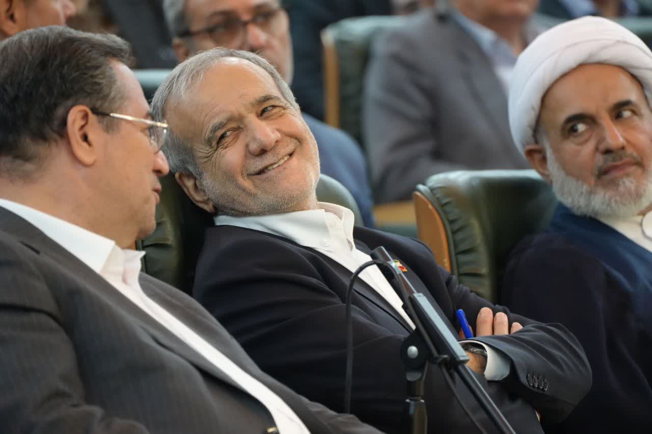 نشست رئیسجمهور پزشکیان با سرمایهگذاران و فعالان اقتصادی آذربایجانغربی