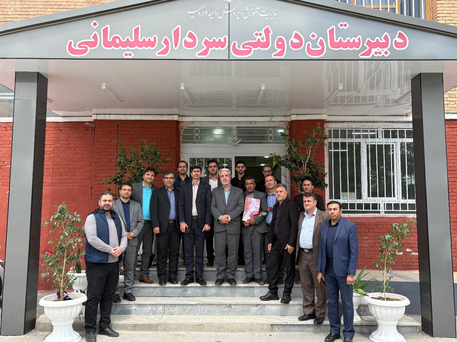 برگزاری آیین گرامیداشت روز معلم در مدارس ارومیه با حضور فرماندار شهرستان ارومیه