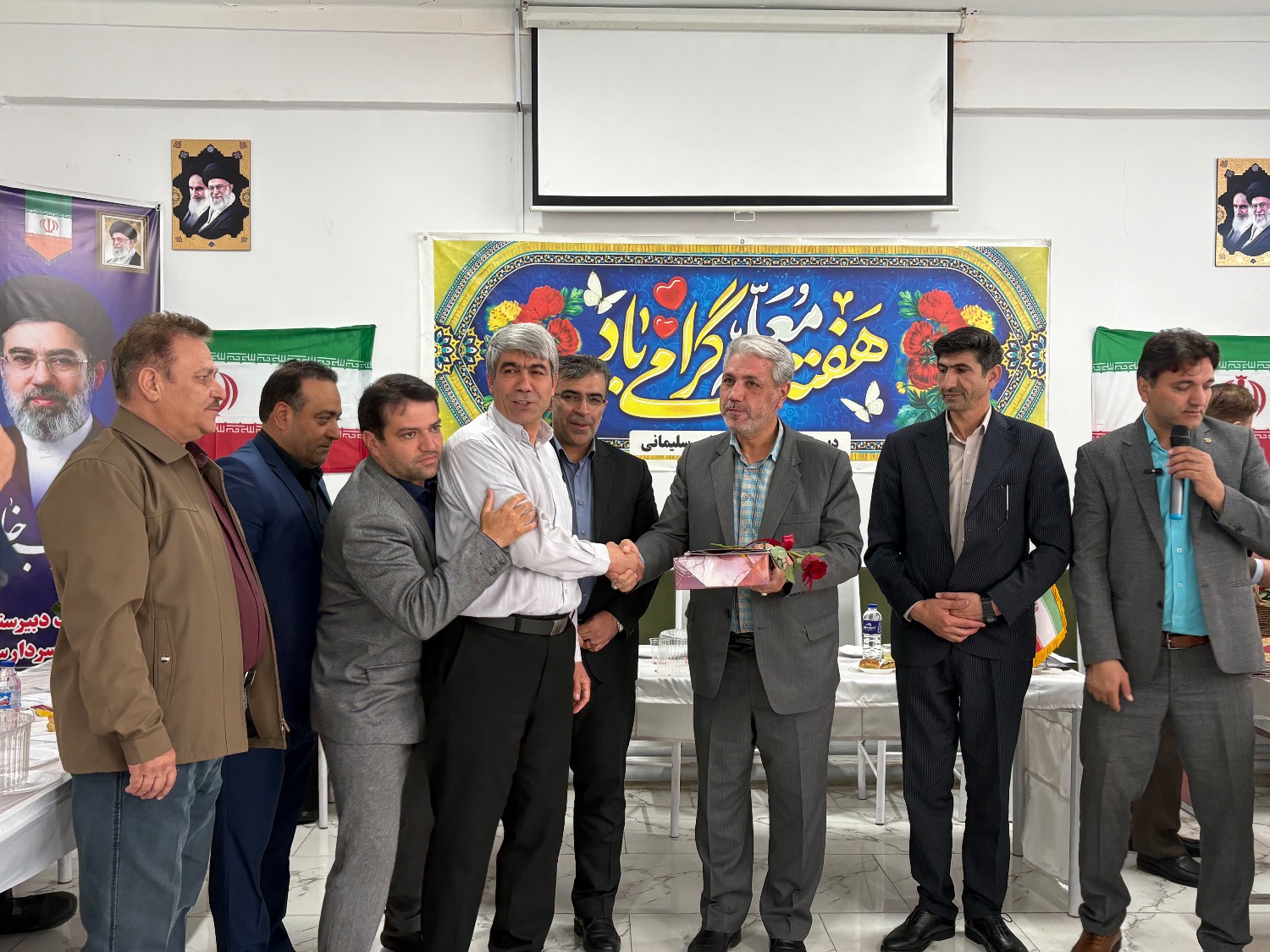 برگزاری آیین گرامیداشت روز معلم در مدارس ارومیه با حضور فرماندار شهرستان ارومیه