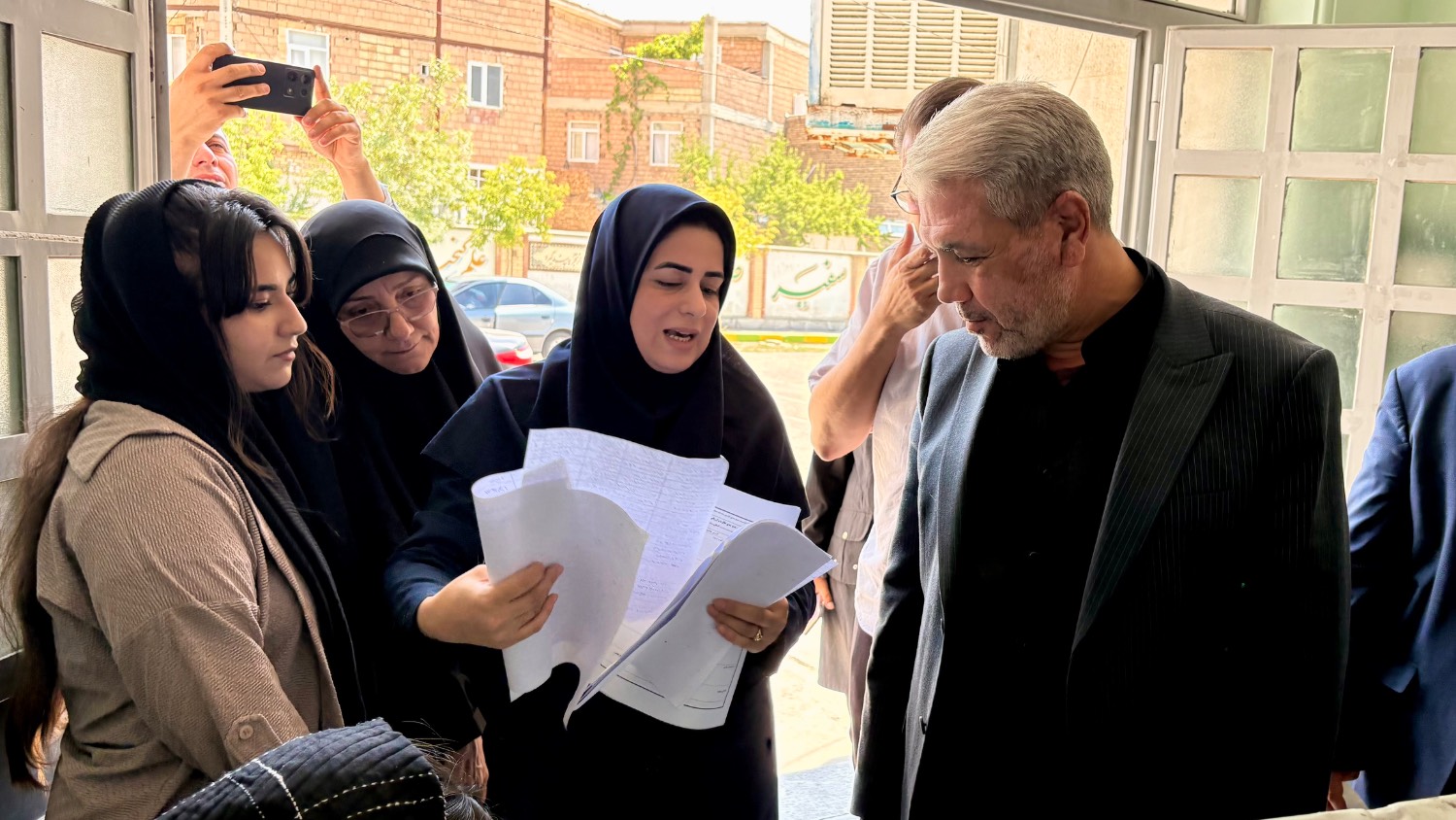 گزارش تصویری | بازدید فرماندار ارومیه از ارائه خدمات جهادی پزشکی و دندانپزشکی در ریحانآباد