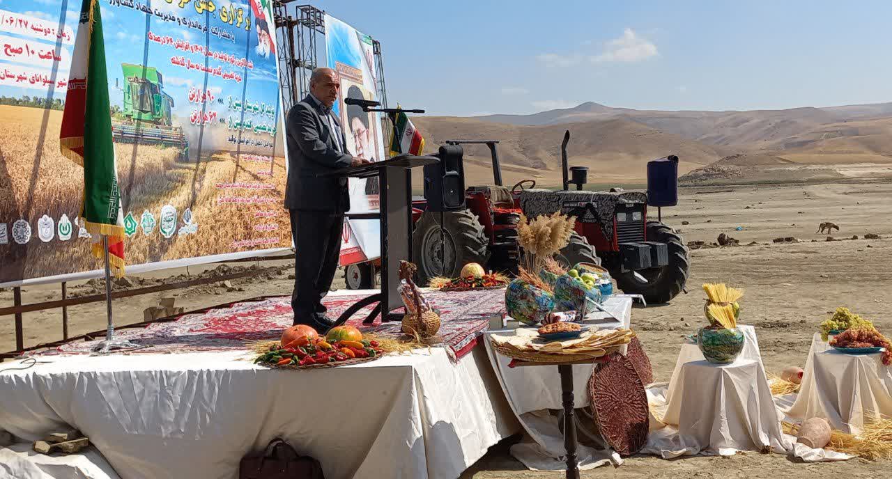 فرماندار شهرستان ارومیه در مراسم جشن خرمن و شکرگزاری برداشت گندم، افزایش تولید و خرید تضمینی گندم را قدمی مثبت دانست و گفت:
