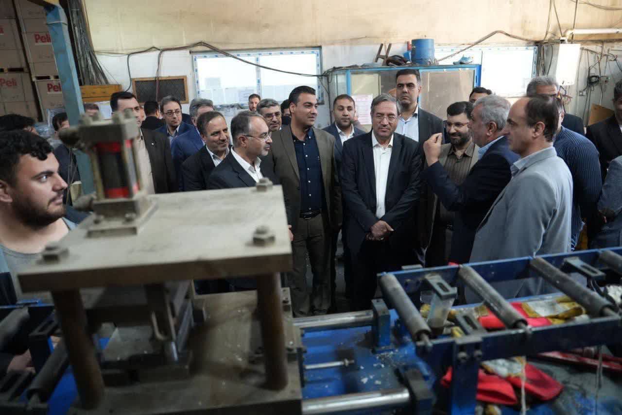 بازدید استاندار آذربایجانغربی و فرماندار شهرستان ارومیه از بخشهای مختلف شرکت تولیدی آذرباتری ارومیه