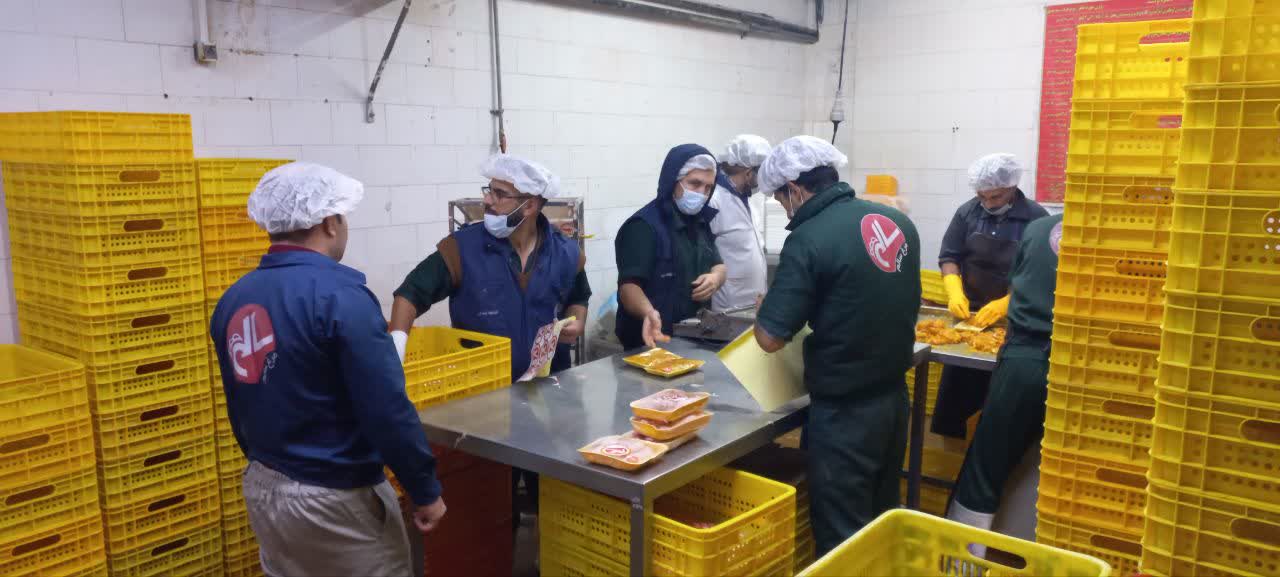 بازدید شبانه فرماندار شهرستان ارومیه با همراهی جمعی از روسای ادارات و دستگاههای متولی، از کشتارگاه طیور غرب ارومیه