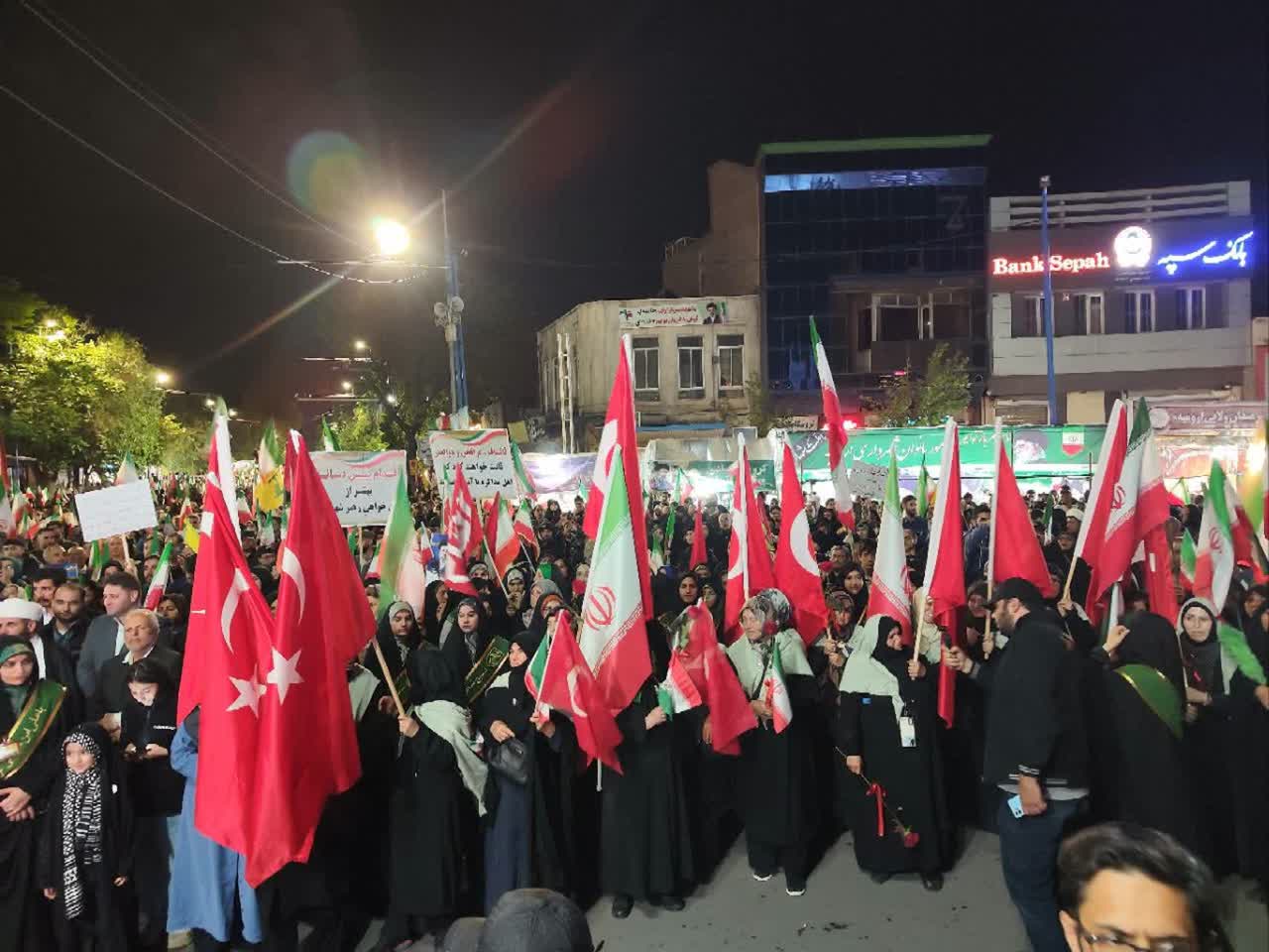 تداوم حضور حماسی مردم ارومیه در تجمع دشمنستیز شبانه همراه با برگزاری میز ارتباطات مردمی
