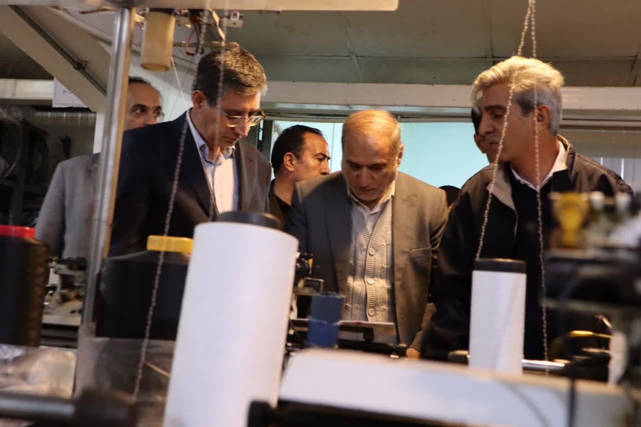 بازدید فرماندار شهرستان ارومیه از واحد تولیدی دستکش حریر در شهرک صنعتی