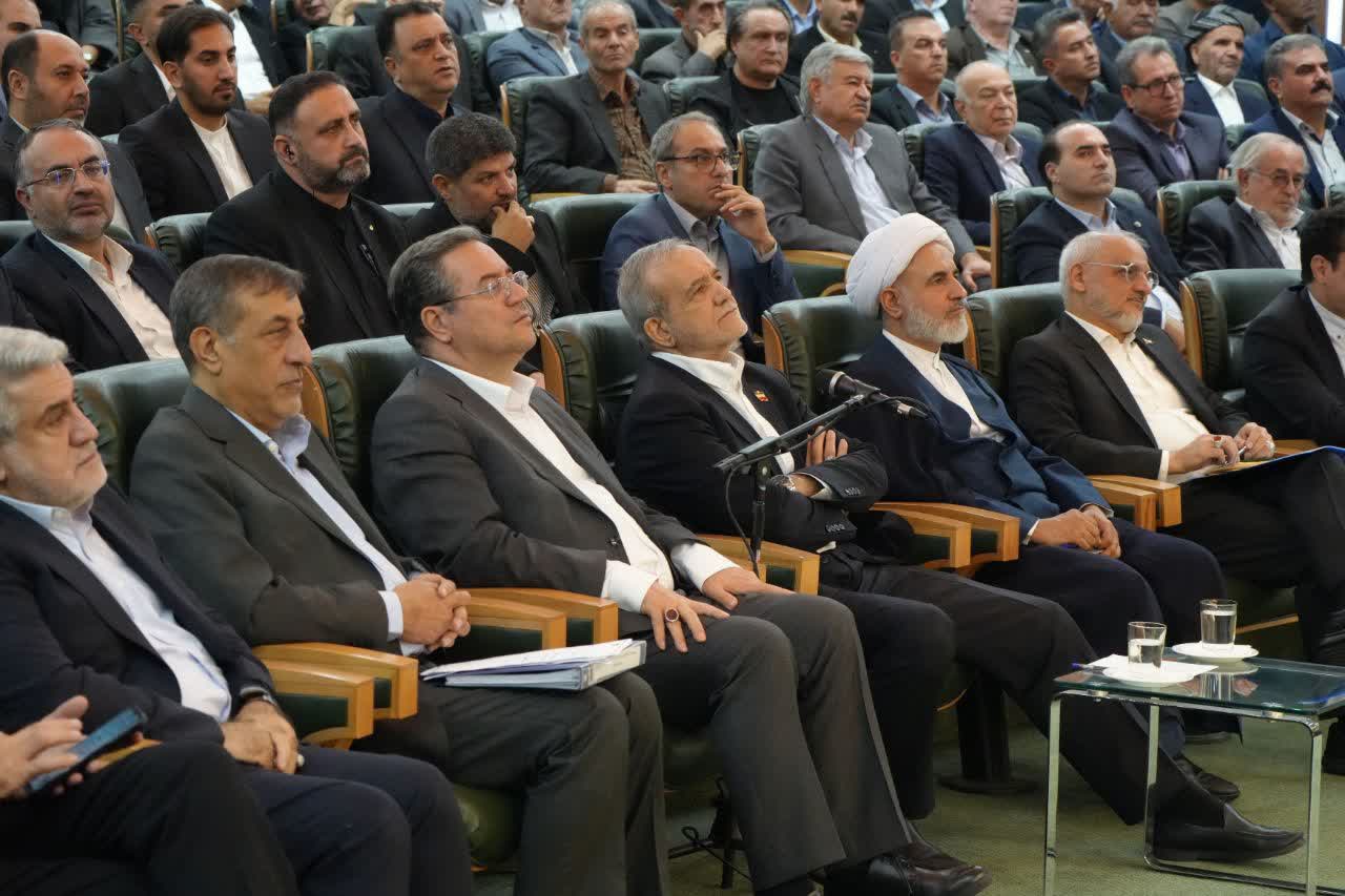 نشست رئیسجمهور پزشکیان با سرمایهگذاران و فعالان اقتصادی آذربایجانغربی