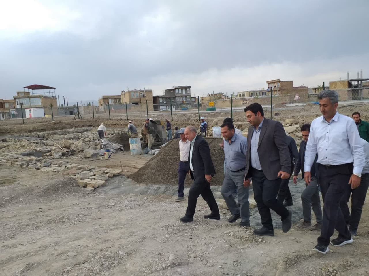بازدید عماری فرماندار شهرستان ارومیه از مدرسه خیر ساز در حال احداث در روستای بادکی