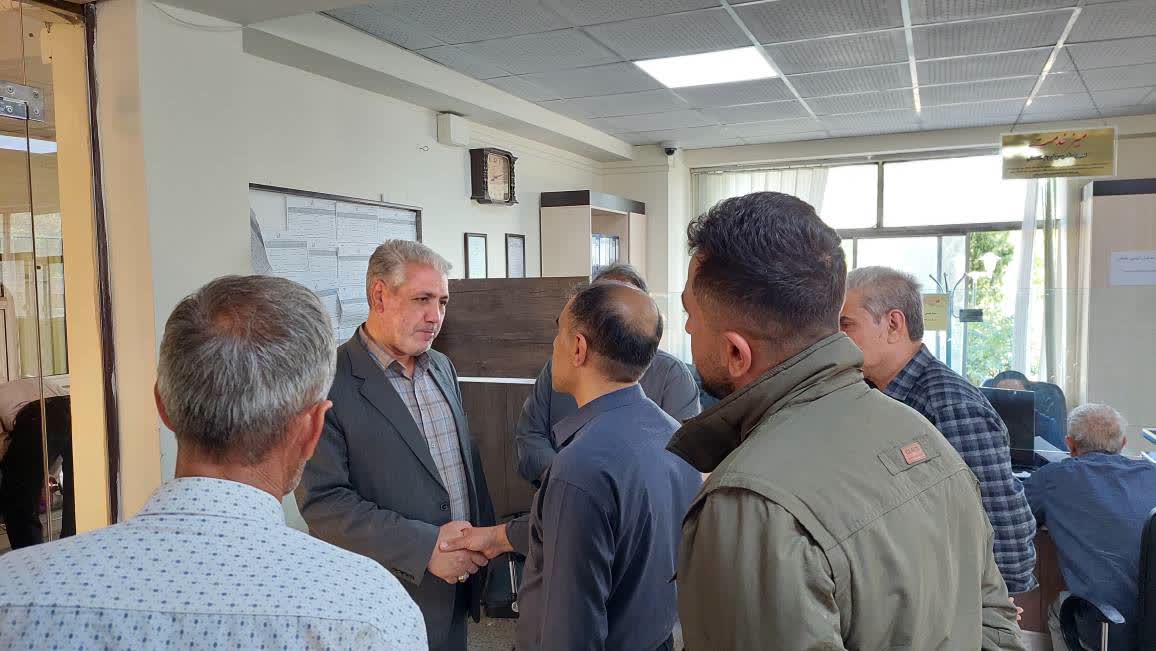 بازدید سرزده فرماندار ارومیه از اداره برق باهنر؛ بررسی مستقیم کیفیت خدماترسانی و گفتگو با شهروندان