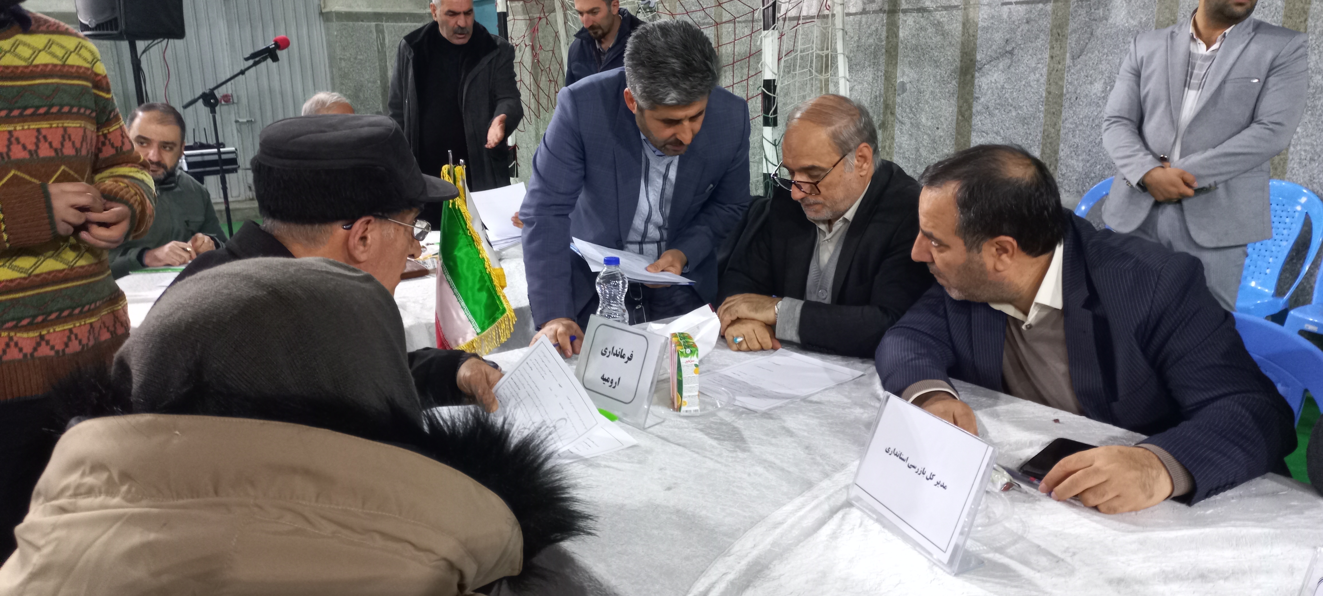 آلبوم تصویری از برپایی میز ارتباطات مردمی برای اقلیتهای دینی بمناسبت سال نو میلادی