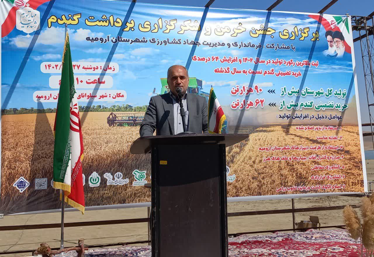 فرماندار شهرستان ارومیه در مراسم جشن خرمن و شکرگزاری برداشت گندم، افزایش تولید و خرید تضمینی گندم را قدمی مثبت دانست و گفت: