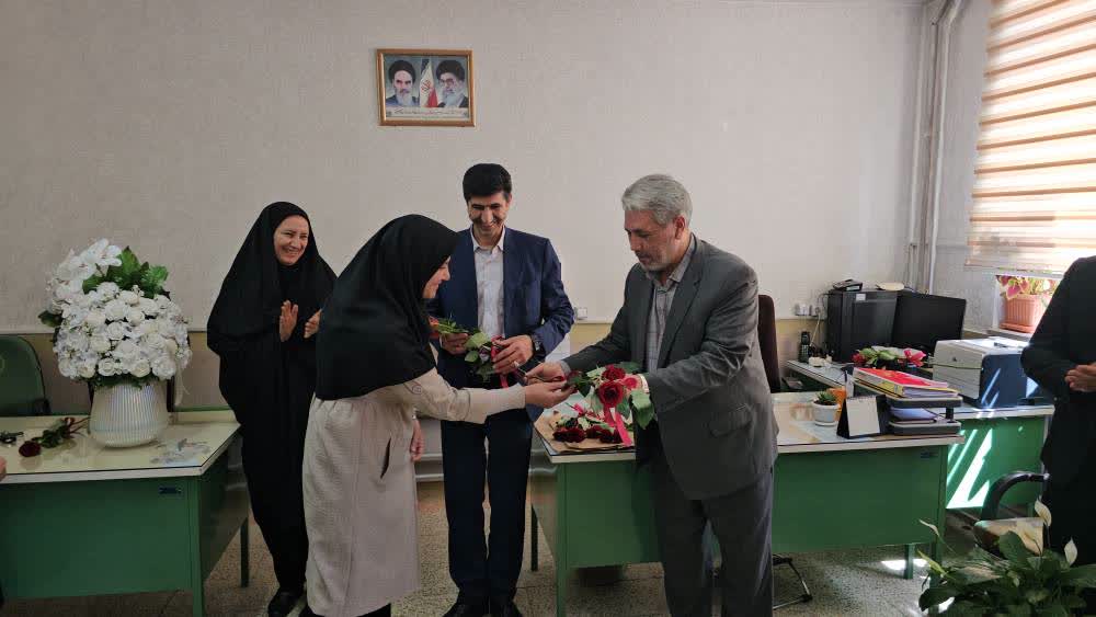 تجلیل فرماندار ارومیه از فرهنگیان دبیرستان شاهد اُم اَبیها به مناسبت هفته بزرگداشت مقام معلم