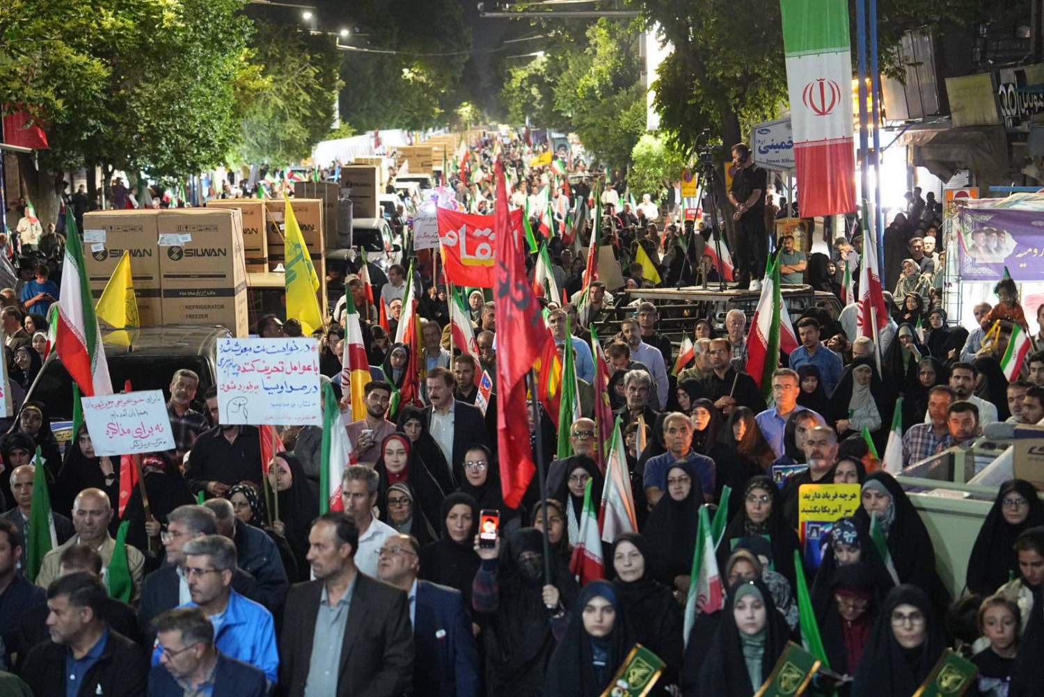 اعزام نخستین کاروان تأمین لوازم زندگی خانوادههای آسیبدیده از جنگ در آذربایجانغربی