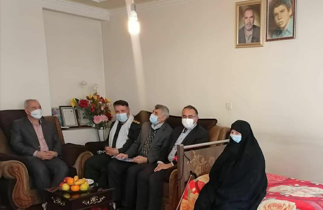 دیدار فرماندار ارومیه با خانواده های معزز شهدا به مناسبت هفته بسیج + تصاویر