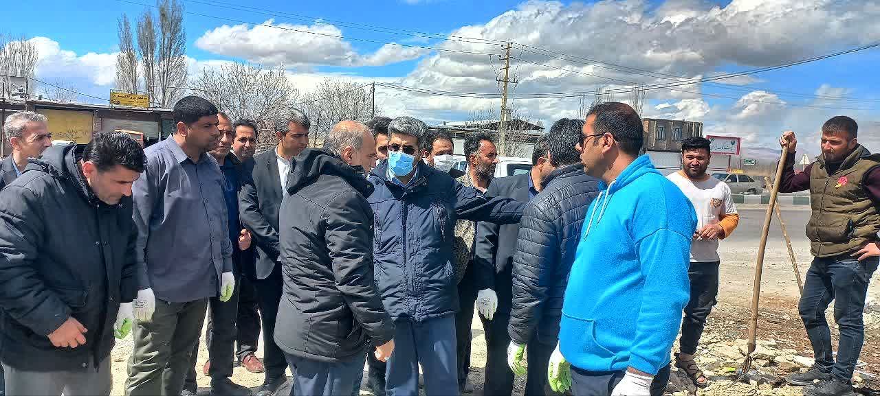 بازدید فرماندار ارومیه از برنامه پاکسازی محور جاده شهید کلانتری به مناسبت روز طبیعت