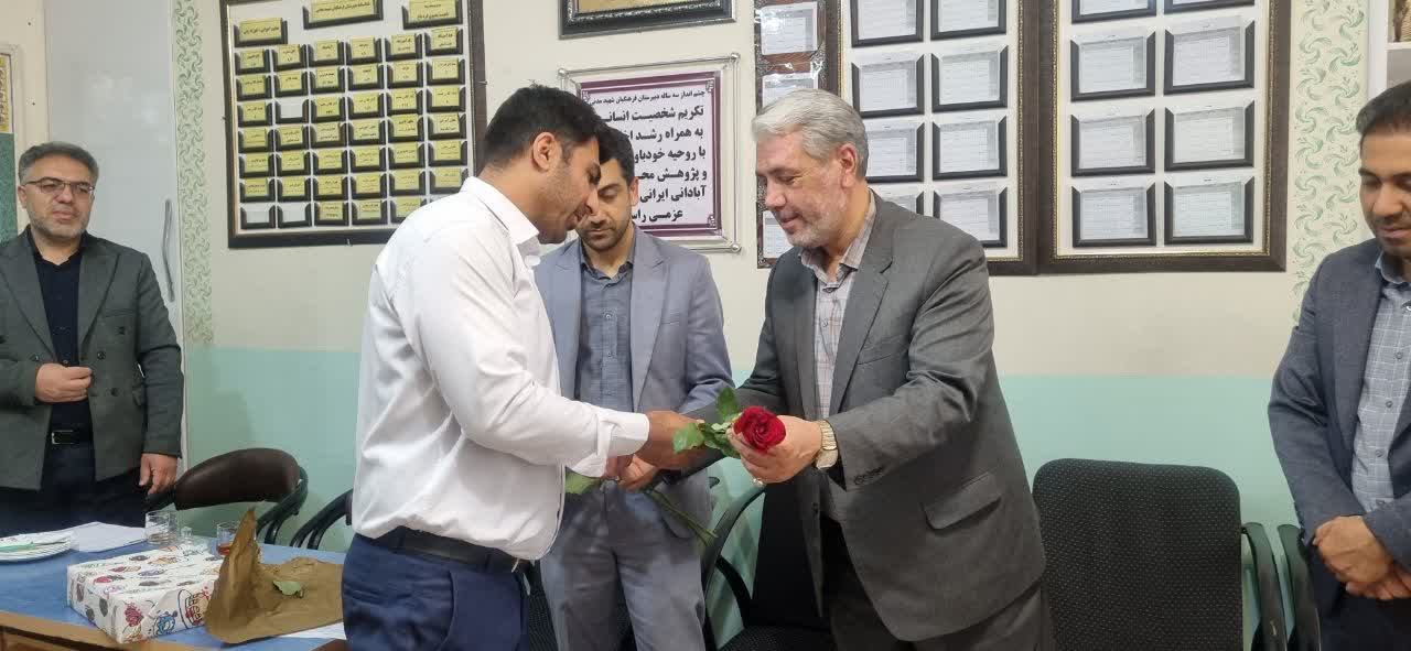 برگزاری آیین گرامیداشت روز معلم در دبیرستان فرهنگیان شهید مدنی ارومیه با حضور فرماندار شهرستان ارومیه