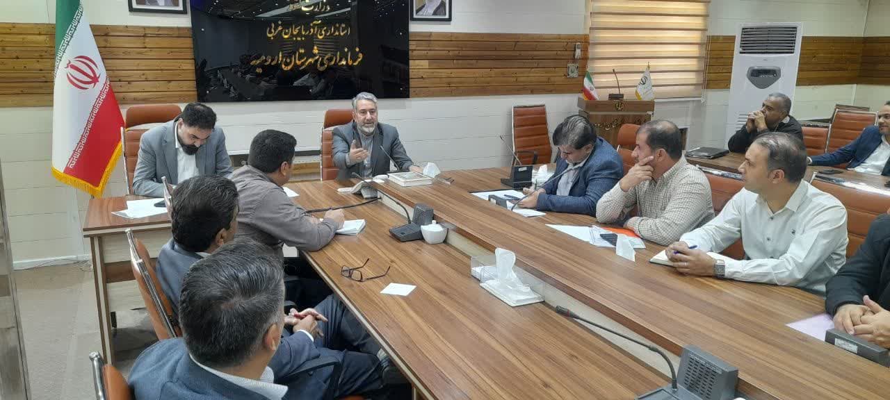 برگزاری جلسه کمیسیون دانشجویی به ریاست ظرف فروش معاون سیاسی ، امنیتی و اجتماعی فرمانداری