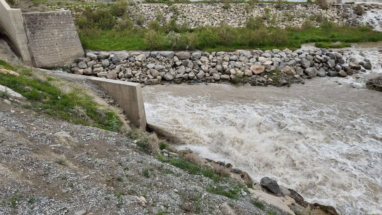 بازدید معاون هماهنگی امور عمرانی استاندار آذربایجانغربی و فرماندار شهرستان ارومیه از آببندهای مسیر رودخانه نازلوی ارومیه در پی بارشهای اخیر