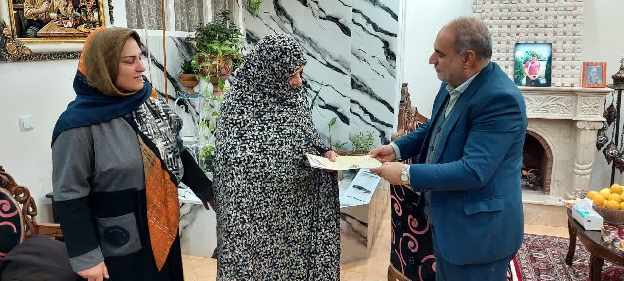 دیدار فرماندار شهرستان با خانواده شهید ابراهیم شریف دلجوئی