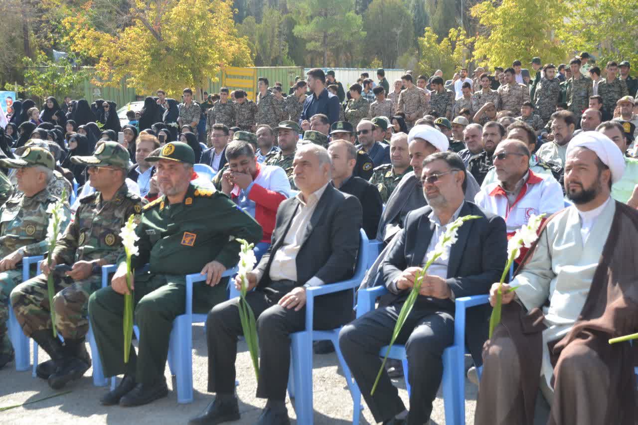 مراسم عطرافشانی و گلباران گلزار مطهر شهدا بمناسبت گرامیداشت هفته دفاع مقدس