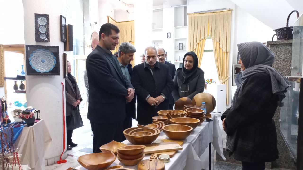 بهمناسبت گرامیداشت دهه مبارک فجر نمایشگاه صنایعدستی با حضور فرماندار شهرستان ارومیه افتتاح شد