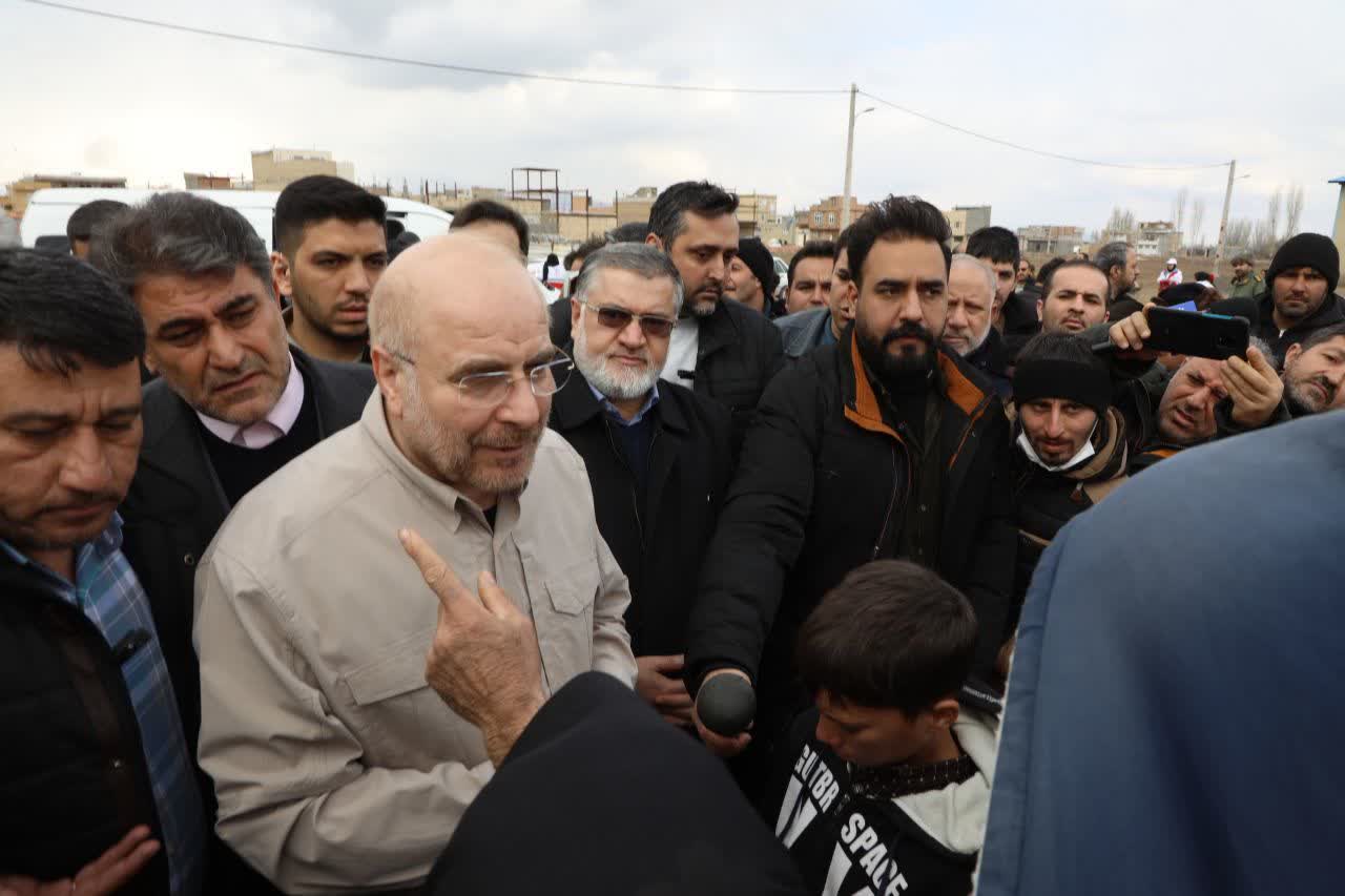 حضور رئیس مجلس شورای اسلامی و استاندار آذربایجانغربی در اردوگاههای اقامتی زلزلهزدگان شهرستان خوی