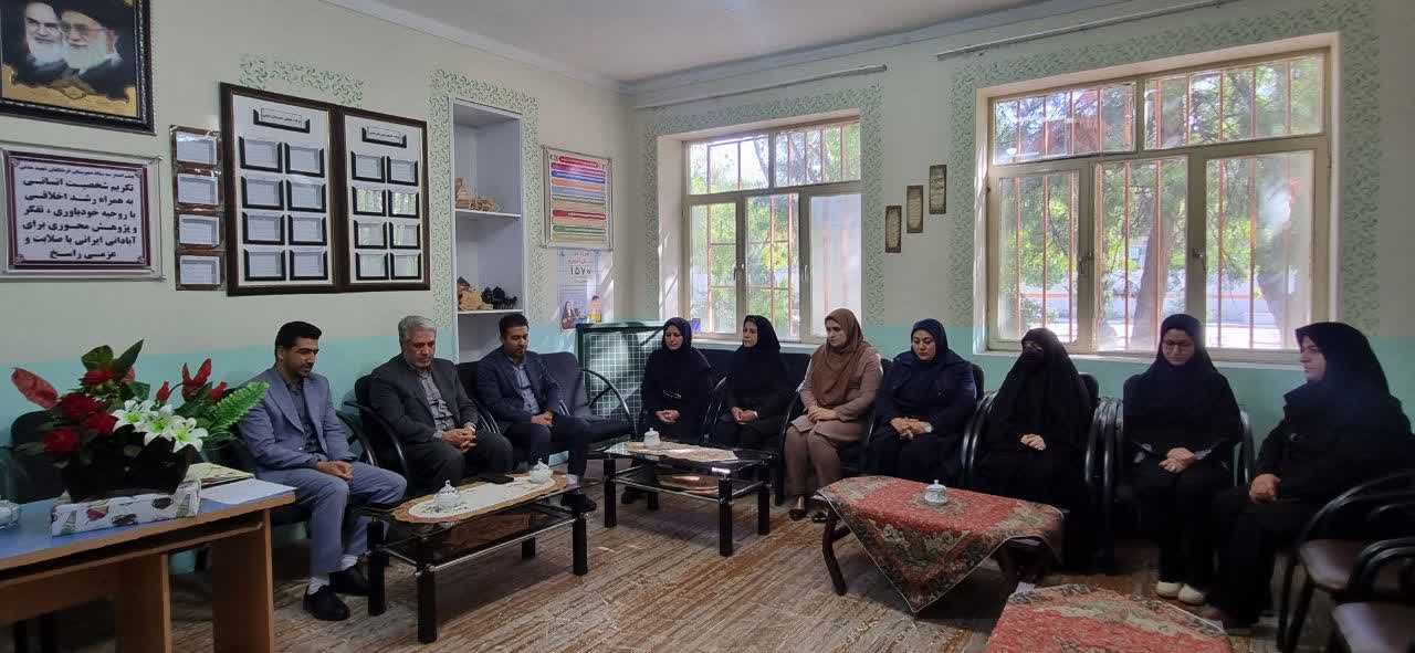 برگزاری آیین گرامیداشت روز معلم در دبیرستان فرهنگیان شهید مدنی ارومیه با حضور فرماندار شهرستان ارومیه