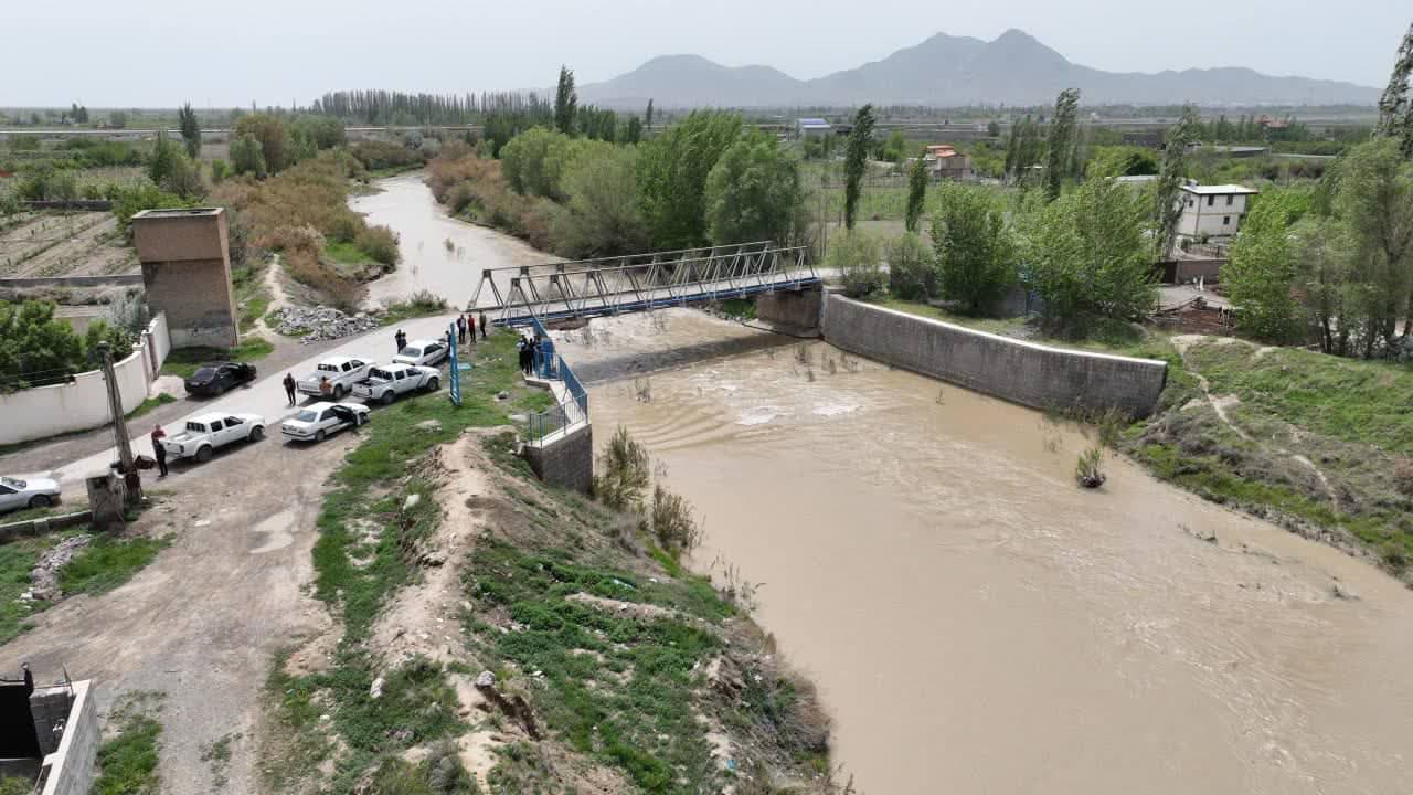 بازدید معاون هماهنگی امور عمرانی استاندار آذربایجانغربی و فرماندار شهرستان ارومیه از آببندهای مسیر رودخانه نازلوی ارومیه در پی بارشهای اخیر