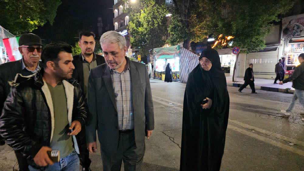 تداوم حضور حماسی مردم ارومیه در تجمع دشمنستیز شبانه همراه با برگزاری میز ارتباطات مردمی