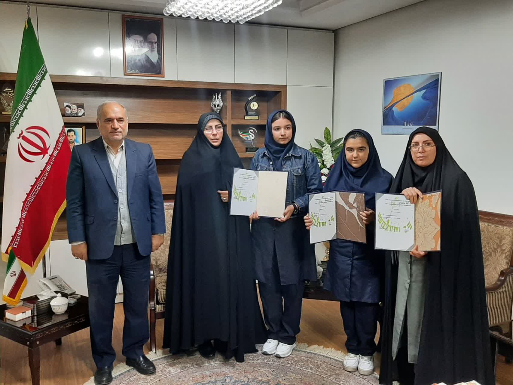 تجلیل فرماندار ارومیه از 3 مقام آور مراکز هنری کانون پرورش فکری کودکان و نوجوانان ارومیه