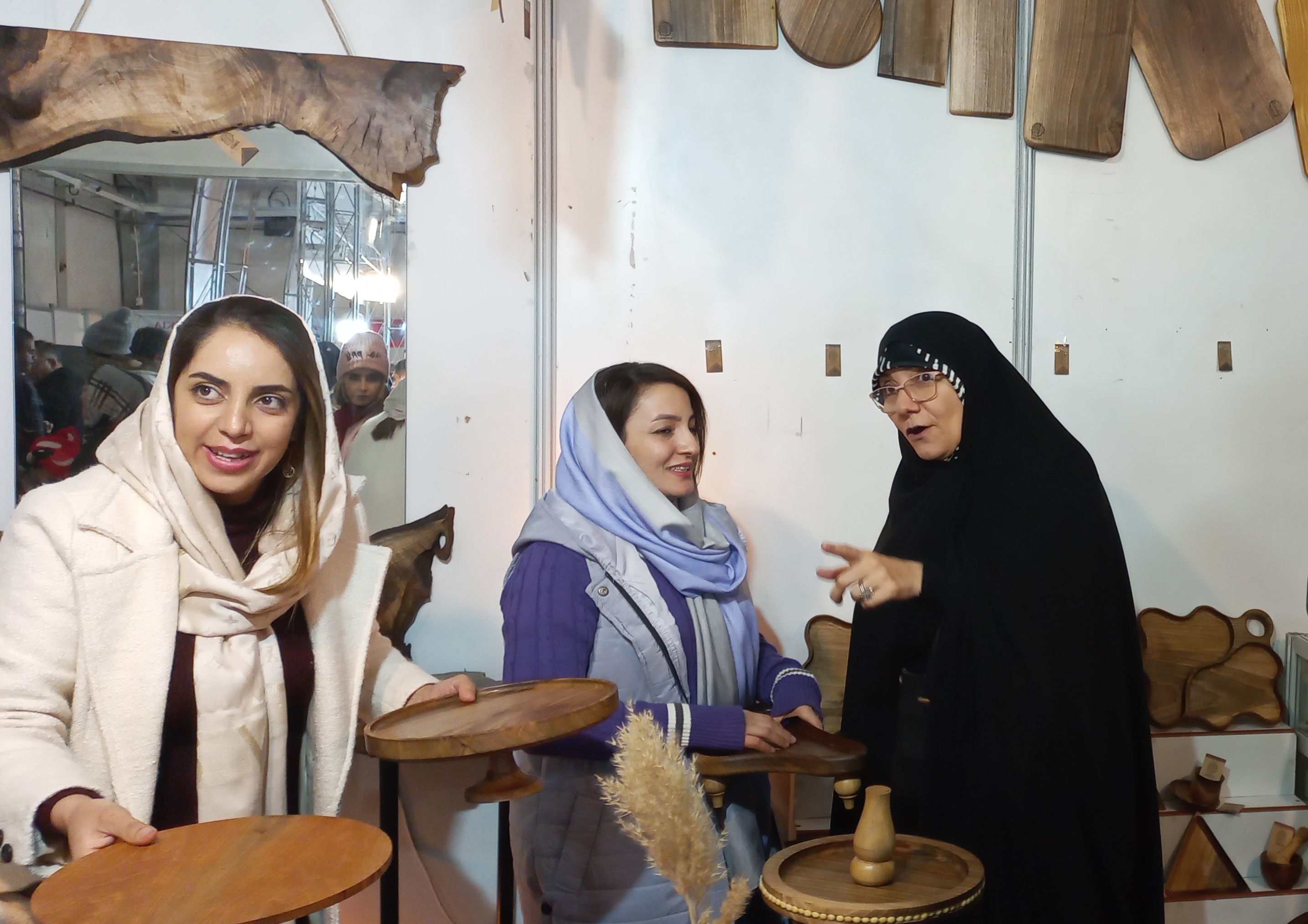 معاون برنامهریزی فرماندار شهرستان ارومیه از نمایشگاه شب یلدا بازدید نمود
