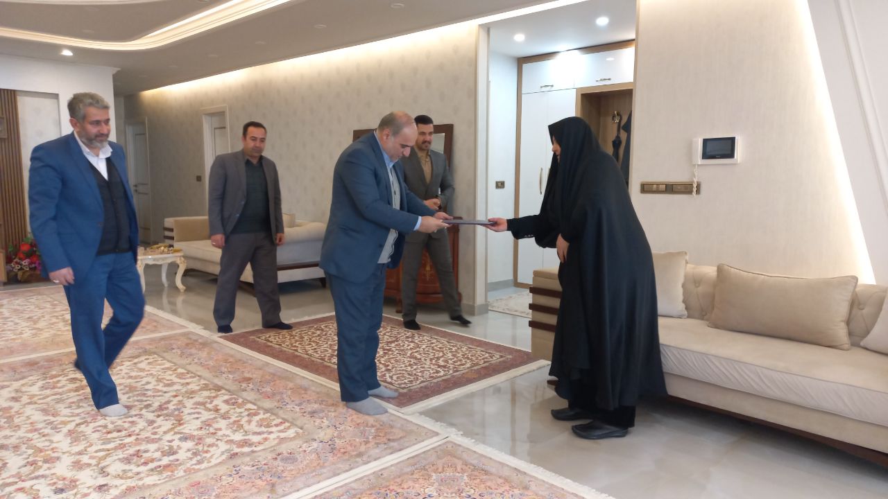 دیدار فرماندار شهرستان ارومیه با خانواده معظم شهید شیخلو