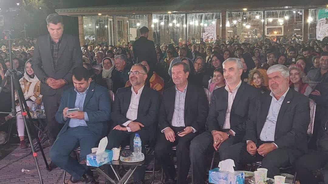 اختتامیه جشنواره انگور با حضور مقابلی، سرپرست معاونت سیاسی و اجتماعی استانداری آذربایجان‌غربی، سفرای چند کشور و حضور پرشور مردمی برگزار شد.