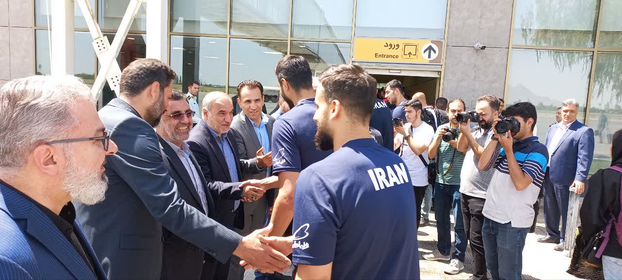 ورود تیم ملی والیبال جمهوری اسلامی ایران به فرودگاه بین المللی شهید باکری ارومیه برای شرکت در بیست و دومین دوره مسابقات قهرمانی مردان آسیا