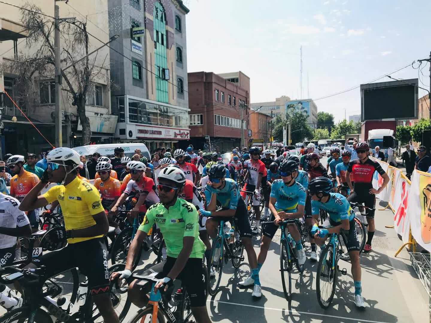 آغاز مرحله دوم سی و هفتمین دوره تور بینالمللی دوچرخهسواری ایران-آذربایجان از ارومیه با شلیک نمادین فرماندار