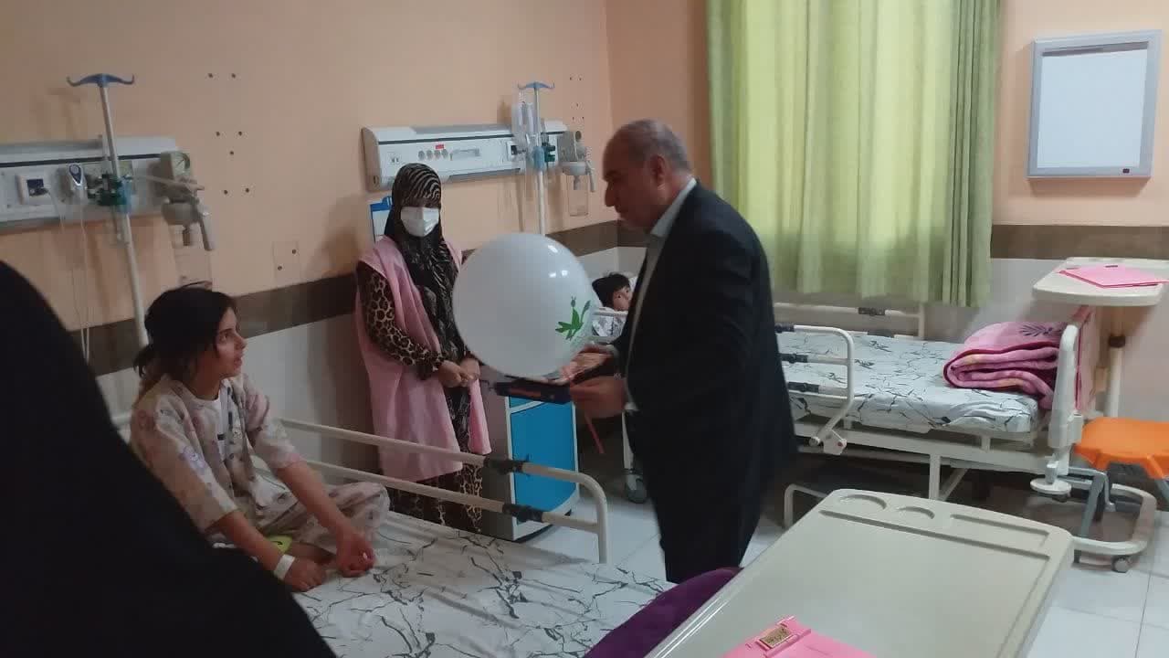 بازدید فرماندار ارومیه به مناسبت روز جهانی کودک از کودکان بستری شده در بیمارستان مطهری ارومیه