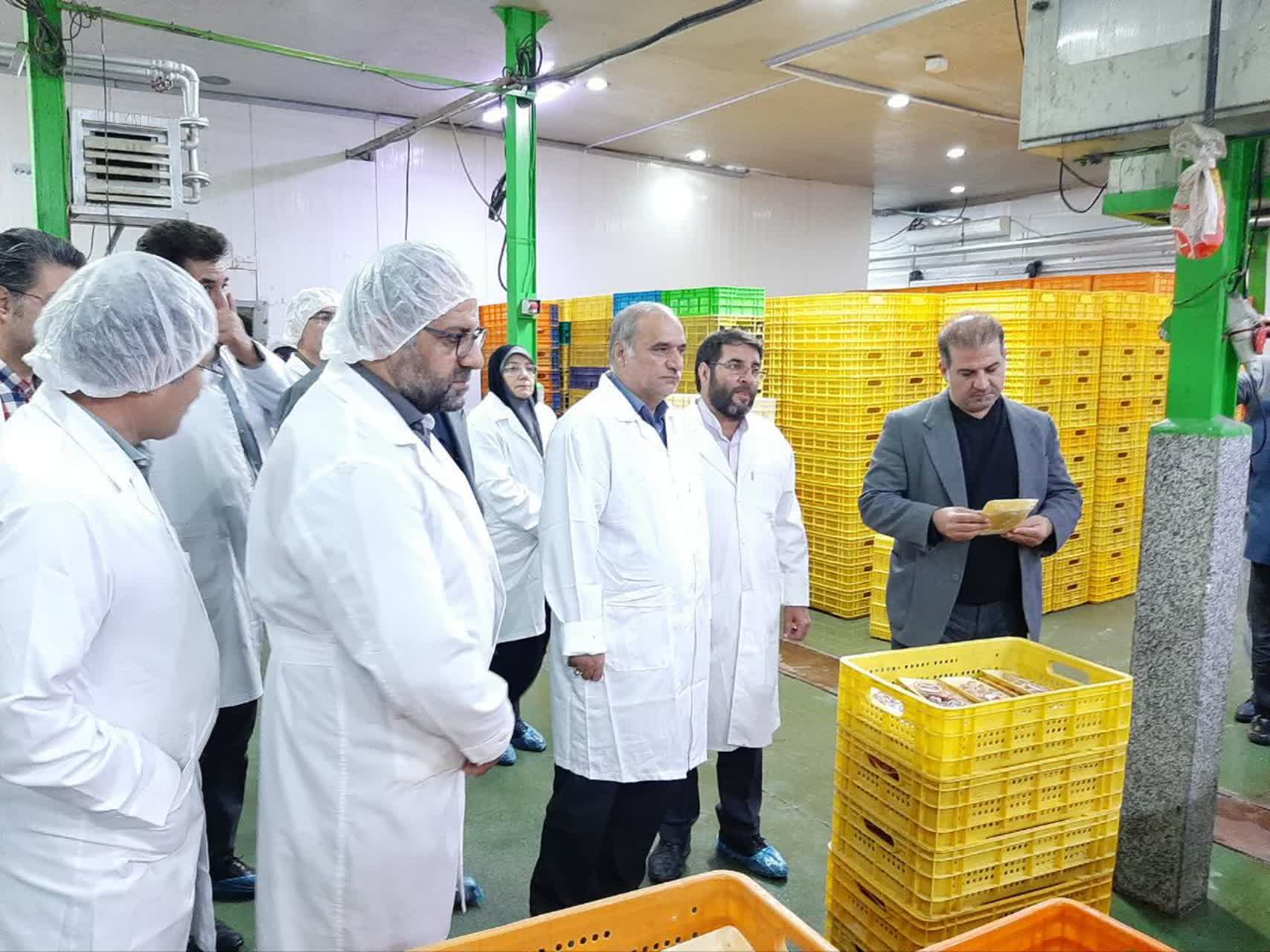 بازدید شبانه فرماندار شهرستان ارومیه با همراهی جمعی از روسای ادارات و دستگاههای متولی، از کشتارگاه طیور غرب ارومیه