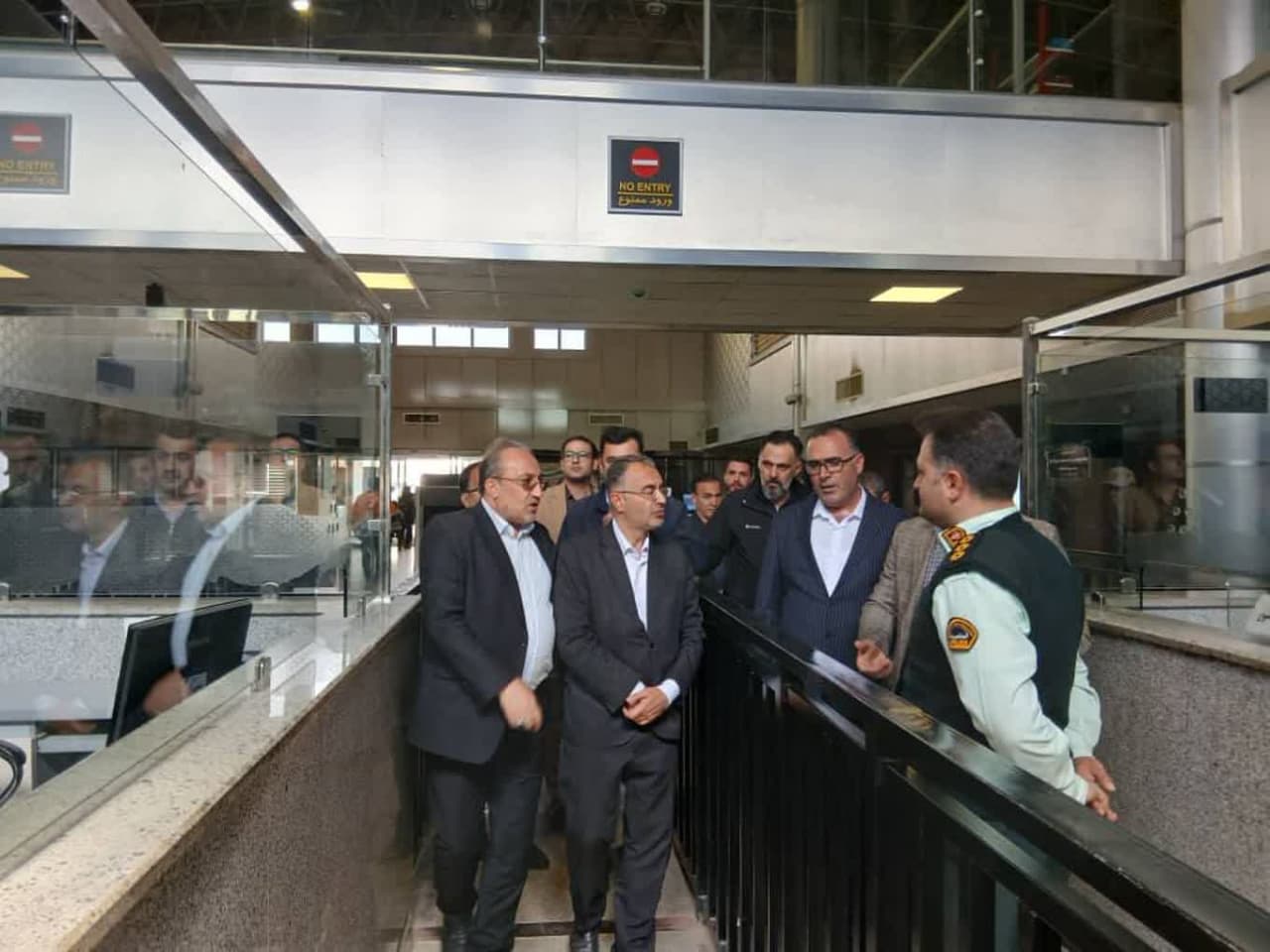 فرماندار شهرستان ارومیه بهمراه مدیر کل راهداری، طی بازدید میدانی از پایانه مرزی و گمرک سرو، از روند ارائه خدمات، زیرساختهای موجود، رویههای گمرکی و مشکلات مرتبط با تردد کامیونها احرای طرح جامع، سالن