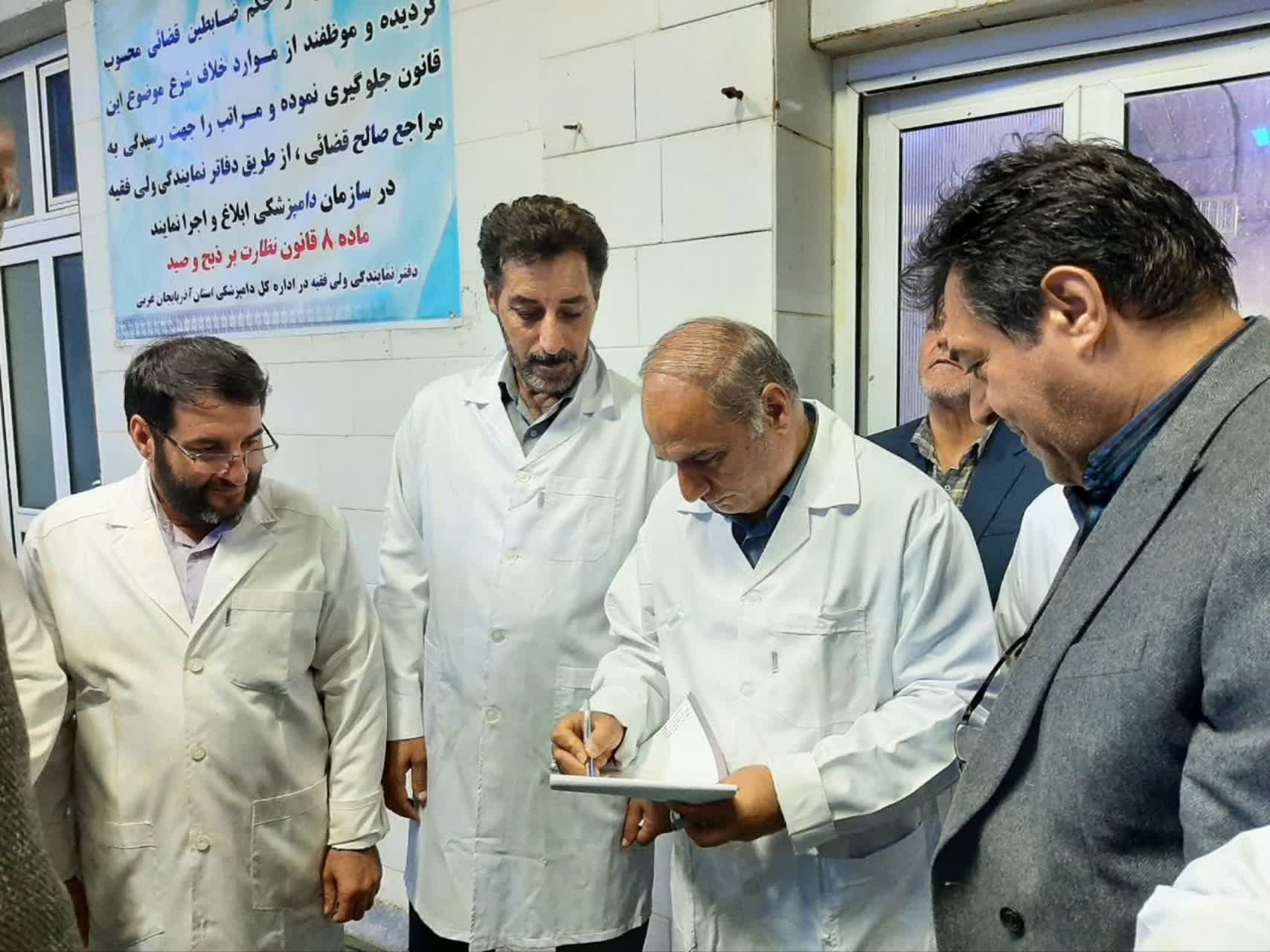 بازدید شبانه فرماندار شهرستان ارومیه با همراهی جمعی از روسای ادارات و دستگاههای متولی، از کشتارگاه طیور غرب ارومیه