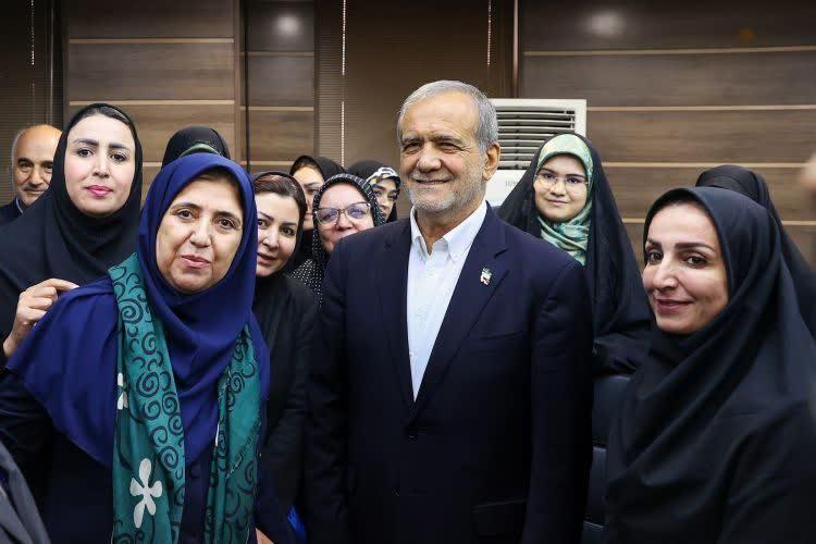 نشست با فرهیختگان و فعالان سیاسی، اجتماعی و فرهنگی استان