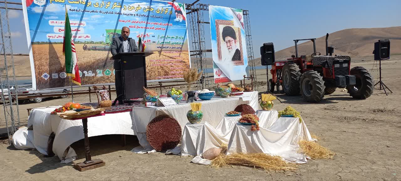 فرماندار شهرستان ارومیه در مراسم جشن خرمن و شکرگزاری برداشت گندم، افزایش تولید و خرید تضمینی گندم را قدمی مثبت دانست و گفت: