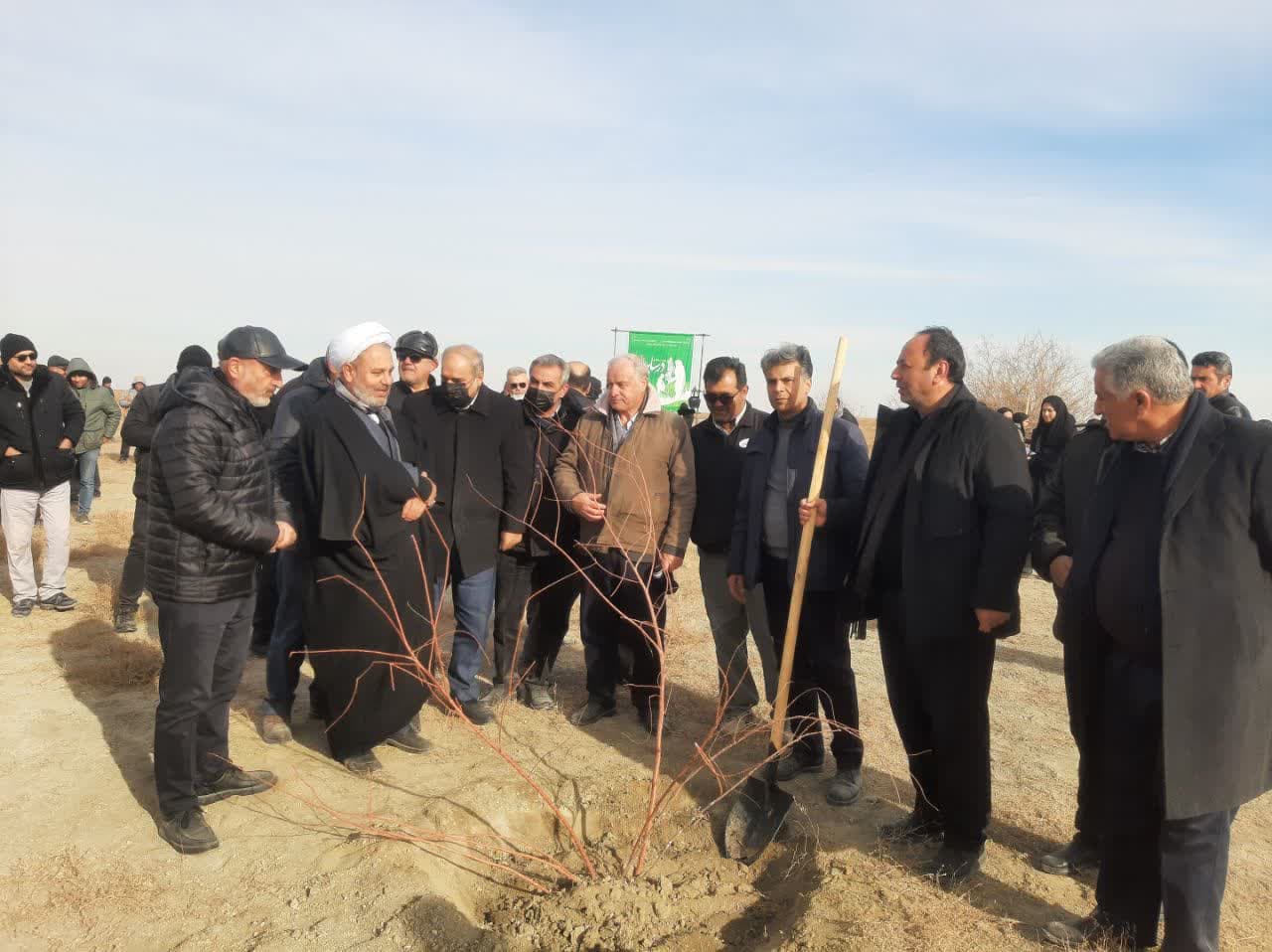 حضور دکتر عماری فرماندار شهرستان در پویش درختکاری«در سایه مادر»