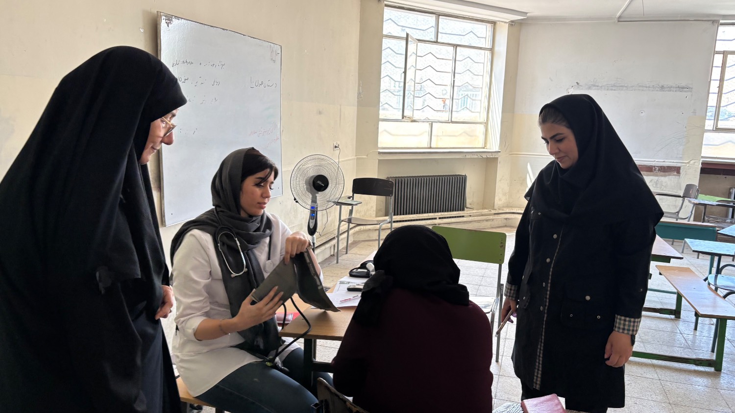 گزارش تصویری | بازدید فرماندار ارومیه از ارائه خدمات جهادی پزشکی و دندانپزشکی در ریحانآباد