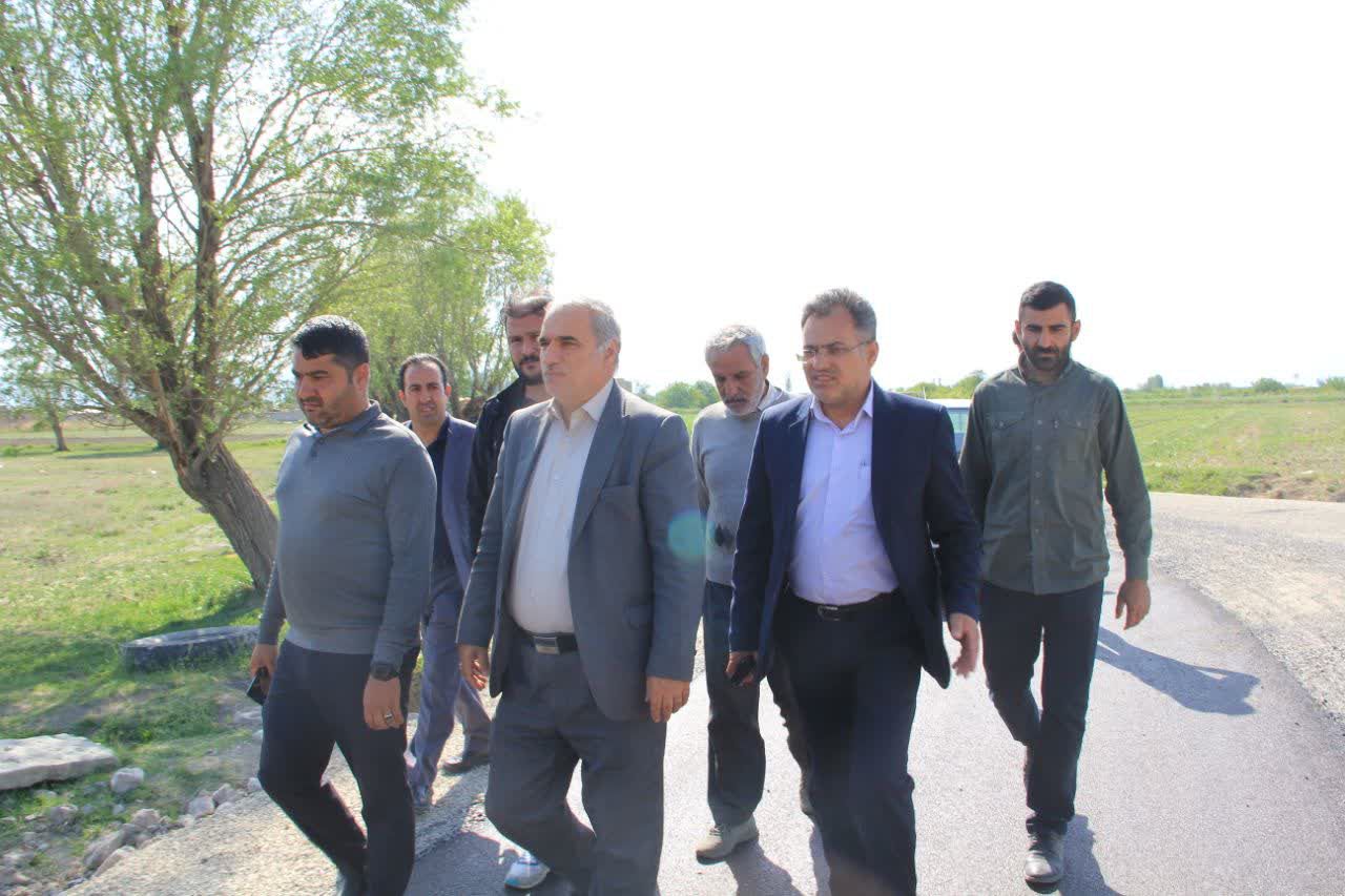 بازدید میدانی فرماندار شهرستان ارومیه از روند اجرای عملیات بهسازی و آسفالت محور مسیر تالاب گلمرز