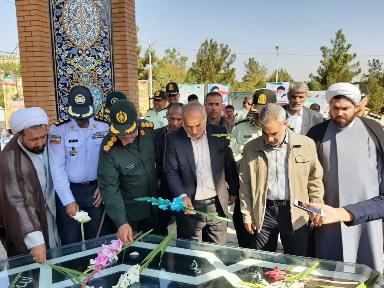 مراسم عطرافشانی و گلباران گلزار مطهر شهدا بمناسبت گرامیداشت هفته دفاع مقدس