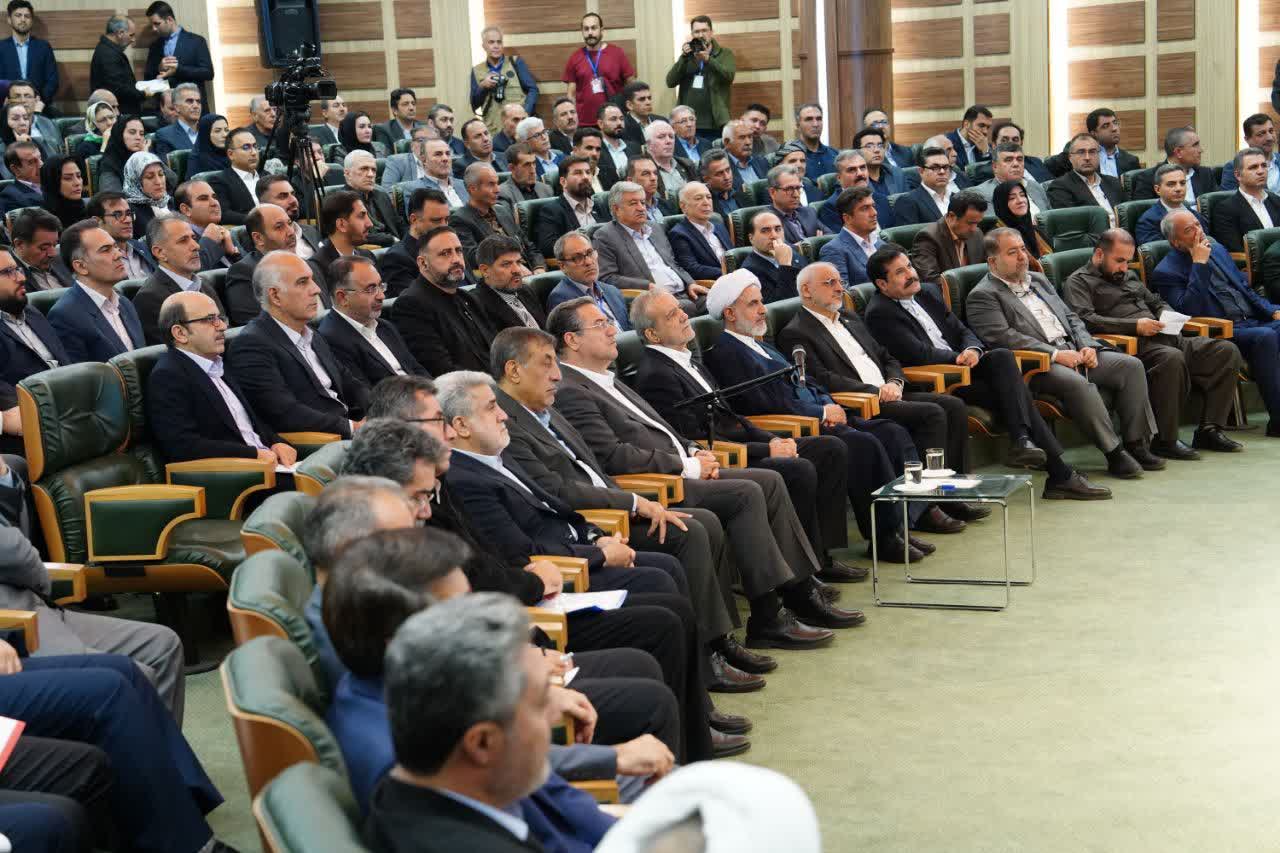 نشست رئیسجمهور پزشکیان با سرمایهگذاران و فعالان اقتصادی آذربایجانغربی