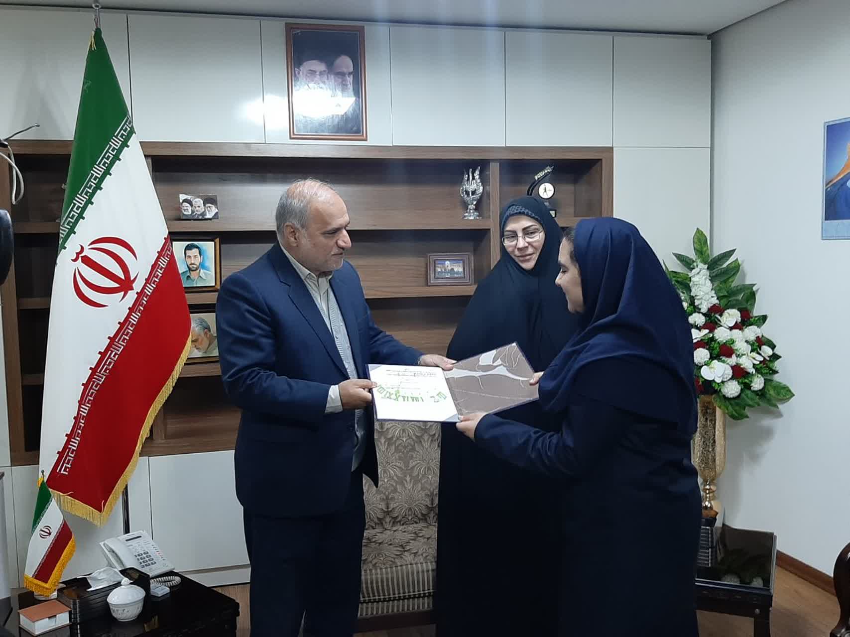 تجلیل فرماندار ارومیه از 3 مقام آور مراکز هنری کانون پرورش فکری کودکان و نوجوانان ارومیه