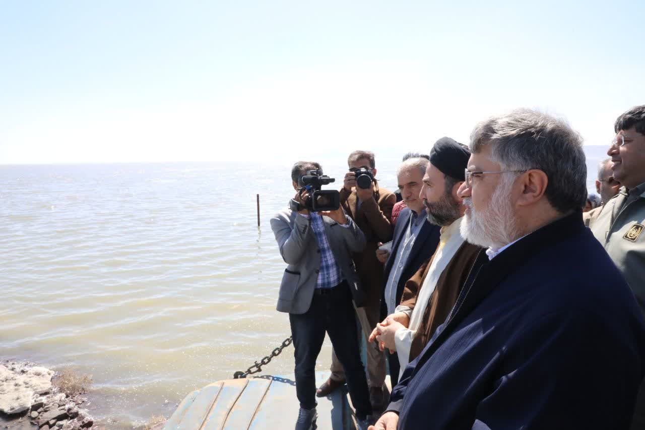 بازدید دبیر کارگروه ملی نجات دریاچه ارومیه از این دریاچه