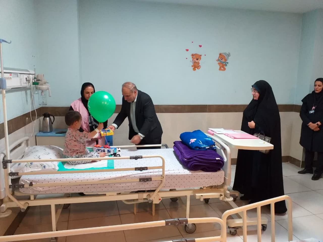 بازدید فرماندار ارومیه به مناسبت روز جهانی کودک از کودکان بستری شده در بیمارستان مطهری ارومیه