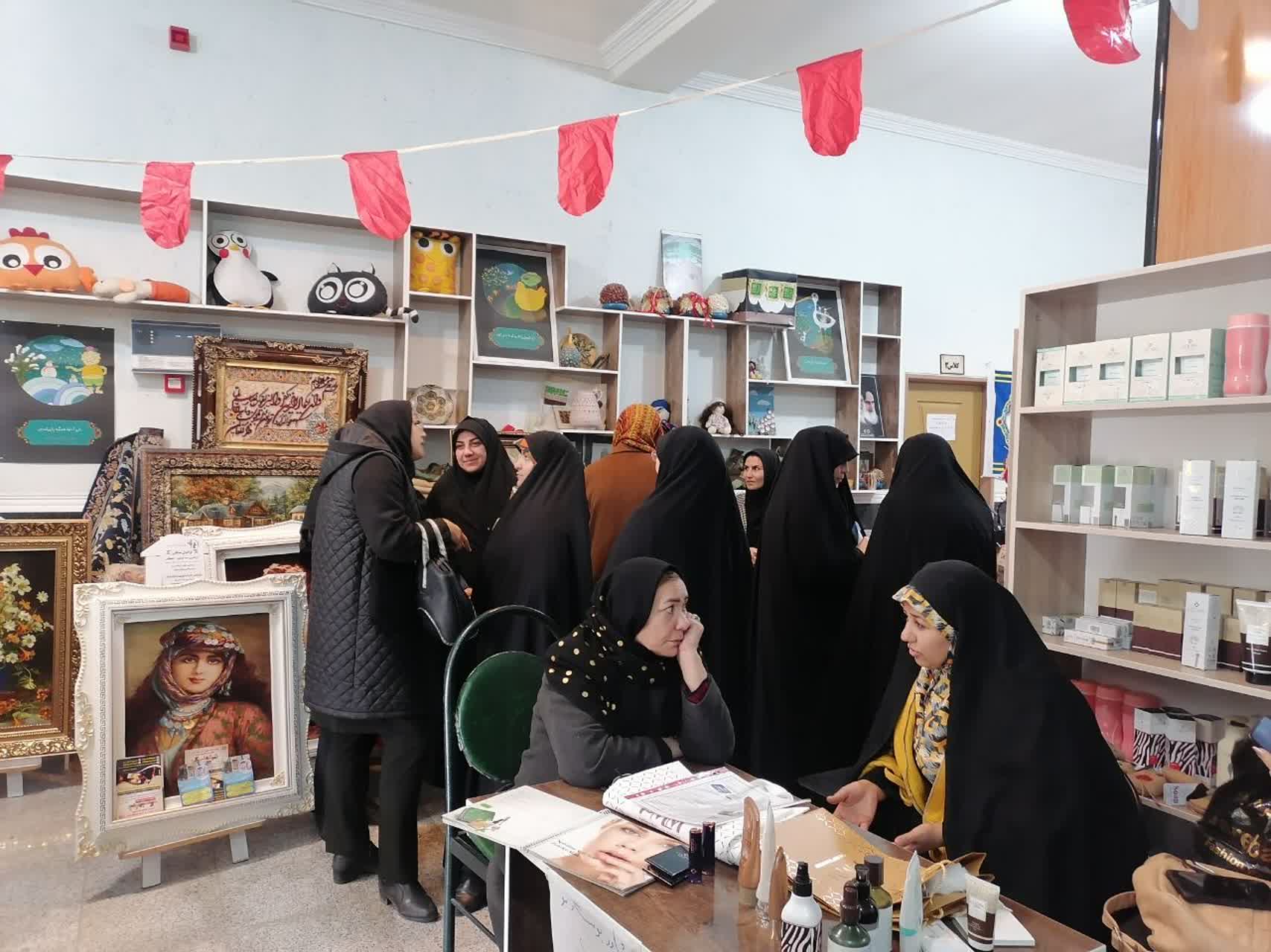 حضور معاون برنامه ریزی و توسعه منابع انسانی فرمانداری ارومیه در نمایشگاه توانمندی های زنان کارآفرین عشایری و روستایی ارومیه